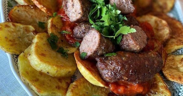 Patates Yatağında Soslu Köfte