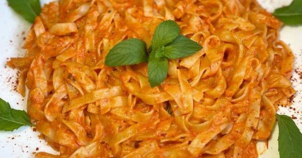 Bol Soslu Fettuccine Makarna