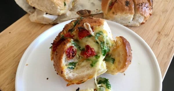 Sarımsaklı Peynirli Kuru Domatesli Ekmek