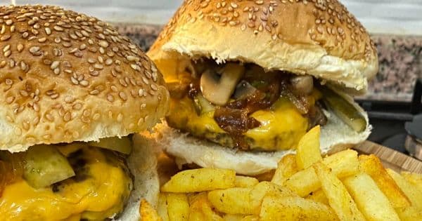 Mantarlı Karamelize Soğanlı Hamburger