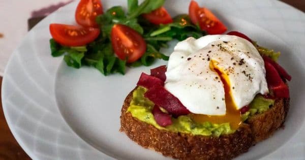Avokado Yatağında Poşe Yumurta