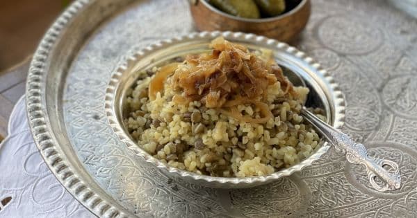Karamelize Soğanlı Yeşil Mercimekli Bulgur Pilavı