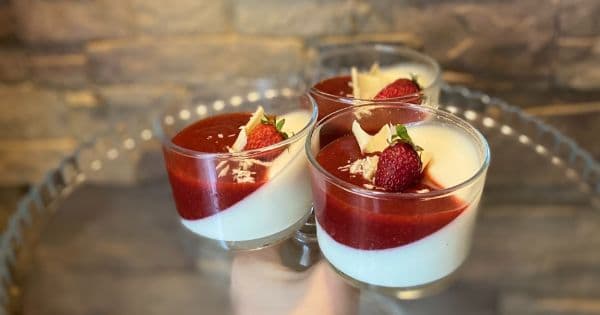 Çilek Soslu Panna Cotta