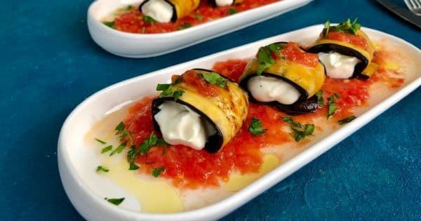 Domates Soslu Yoğurt Dolgulu Patlıcan Sarma