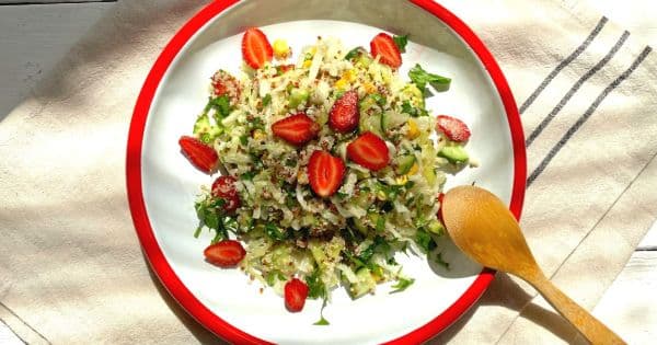 Kinoalı Çilekli Yeşil Salata