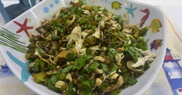 Tavuklu Kaparili Maş Fasulyesi Salatası