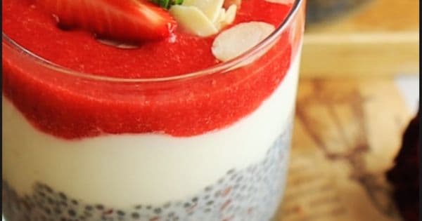 Çilek Soslu Chia Puding