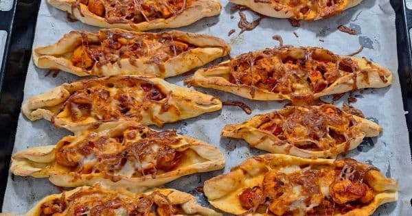 Ev Yapımı Tavuklu Pide