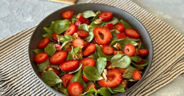 Çilek Salatası