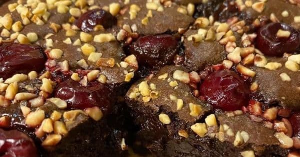 Vişneli Fındık Parçalı Brownie