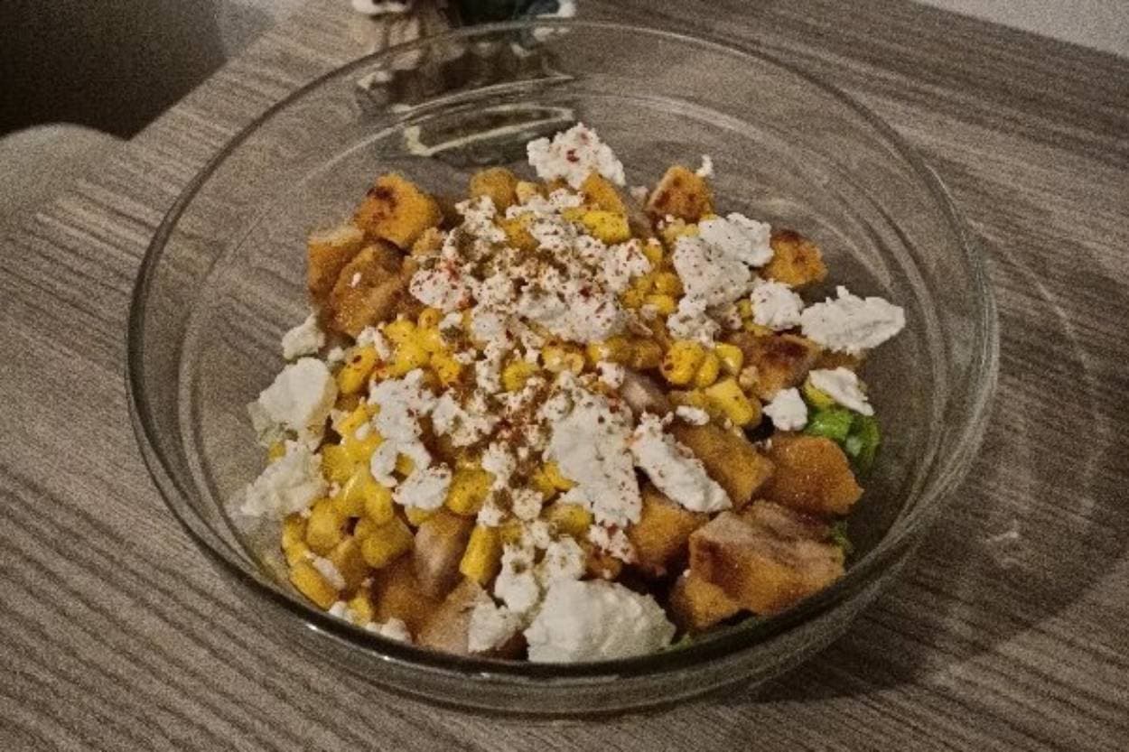 Yoğurtsuz Sezar Salatası