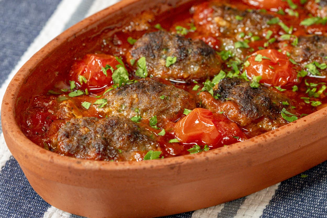 Güveçte Soslu Köfte