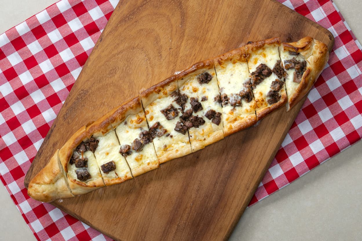 Kavurmalı Kaşarlı Pide