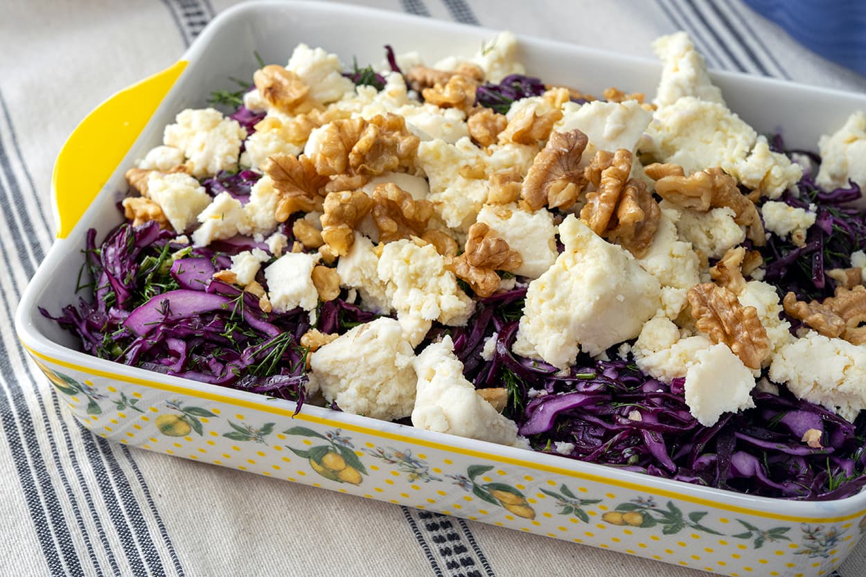 Tulum Peynirli ve Cevizli Mor Lahana Salatası