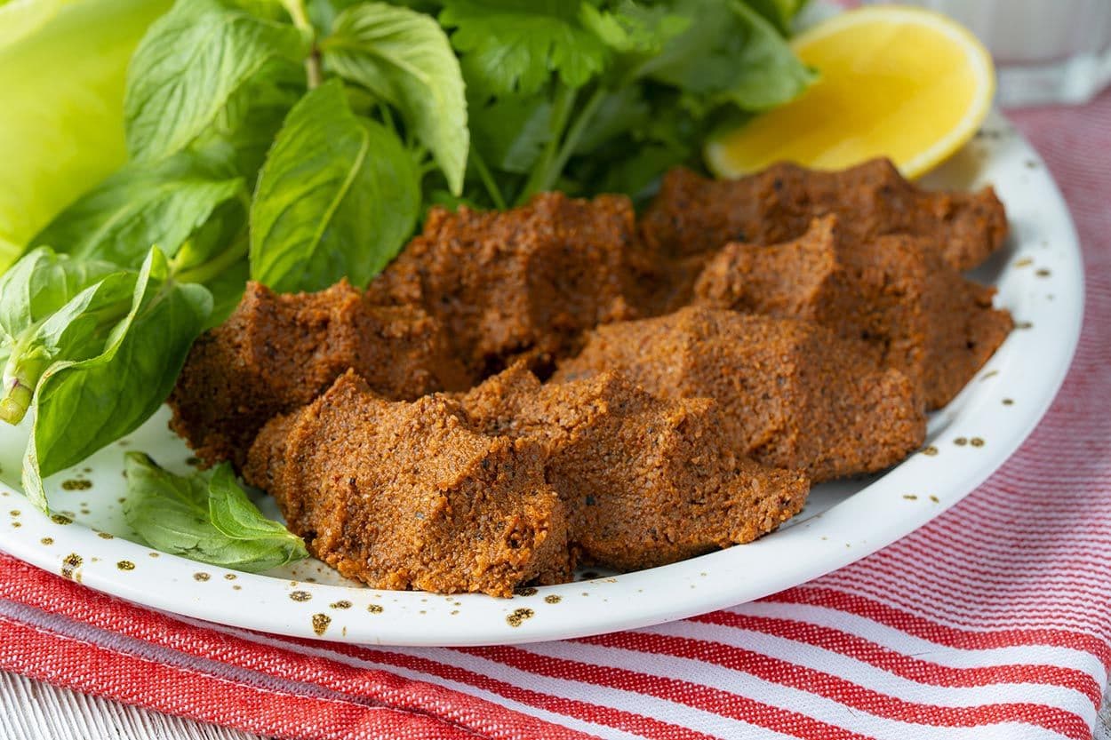 Etli ve Cevizli Çiğ Köfte