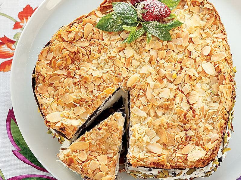 Badem Kaplamalı Bezeli Çikolatalı Pasta