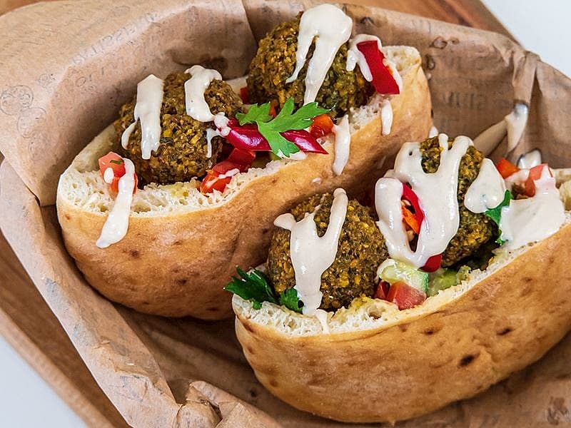 Baharatlı Falafel Ve Tahin Soslu Sandviç