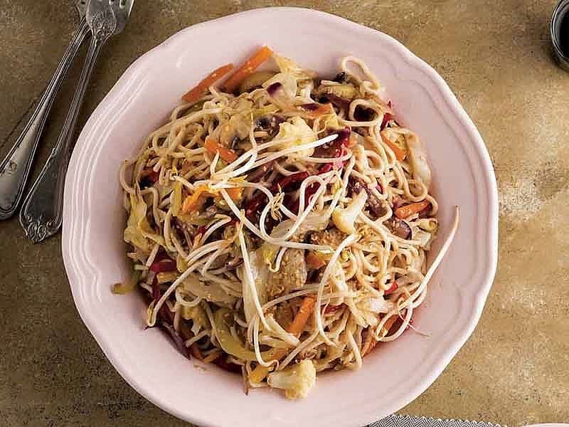 Beyaz Lahanalı Ve Sebzeli Noodle