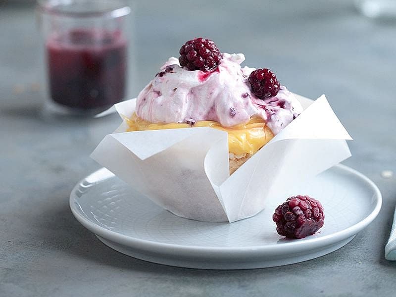 Böğürtlenli Ve Limonlu Mini Pavlovalar