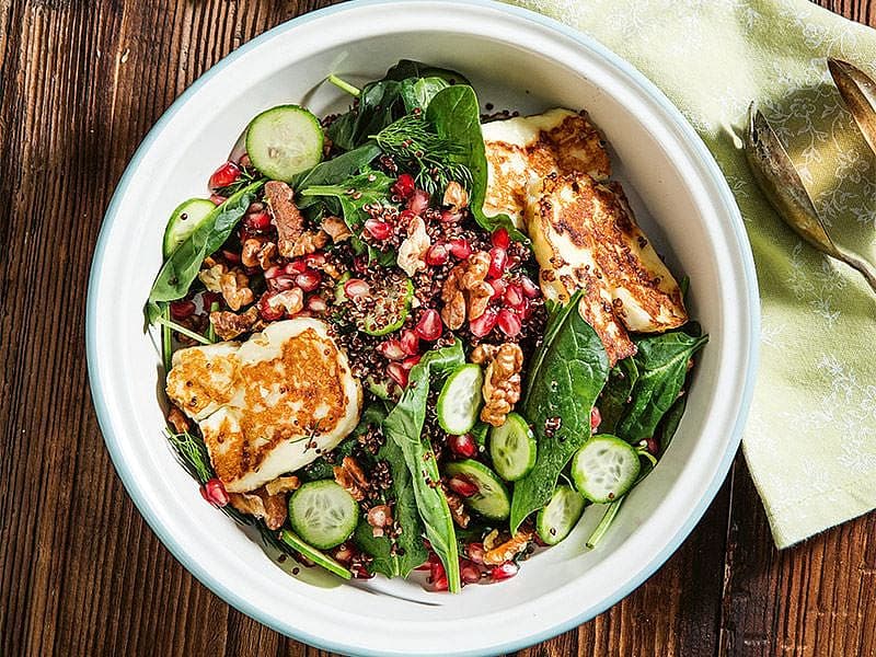 Cevizli, Narlı, Kinoalı Ve Hellim Peynirli Bebek Ispanak Salatası