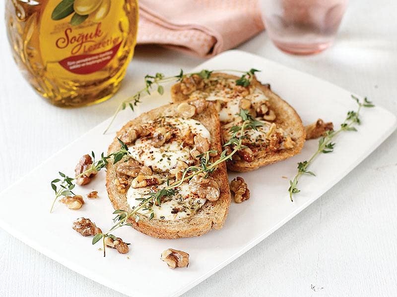 Cevizli Ve Keçi Peynirli Çıtır Ekmek Dilimleri