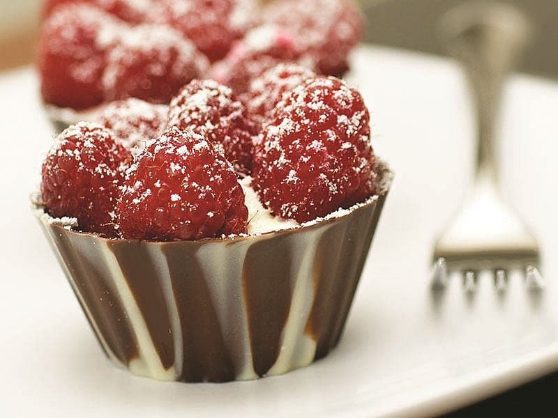 Çikolata Kaplarında Frambuazlı Cheesecake