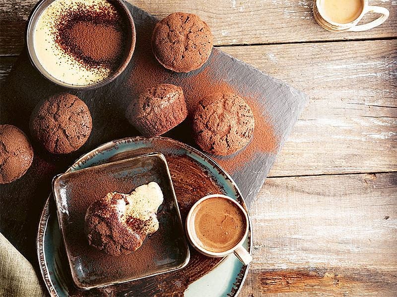 Çikolatalı Creme Anglaise Soslu Muffin