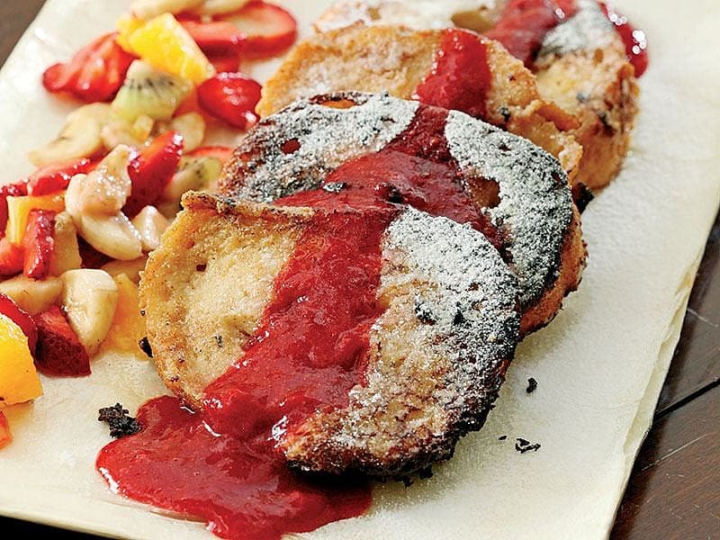 Çilek Soslu Yumurtalı Ekmek