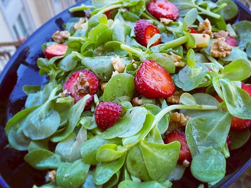 Çilekli Semizotu Salatası