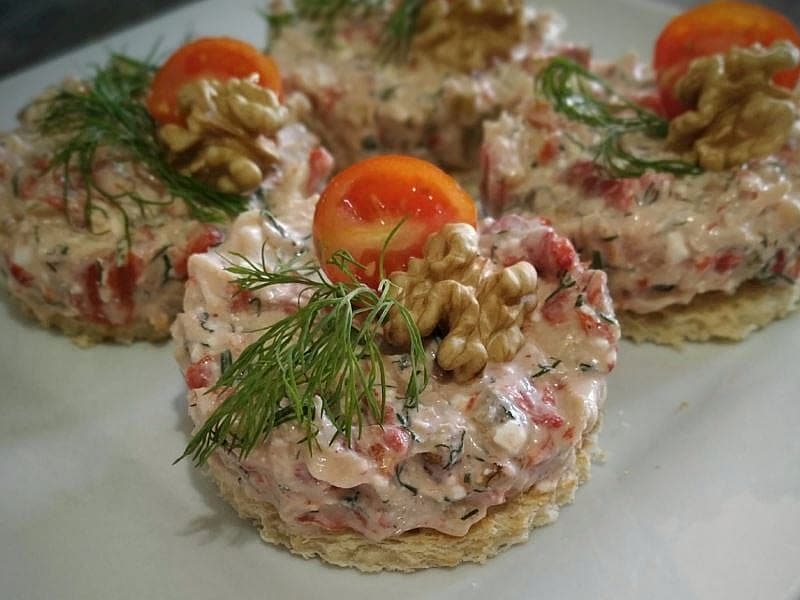 Çıtır Ekmekte Labneli Tavuk Salatası