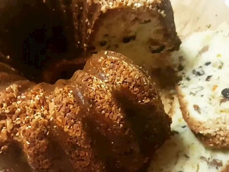 Dışı Susamlı İçi Üzümlü Kek