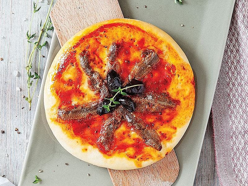 Domates Soslu Ve Ançüezli Pizza