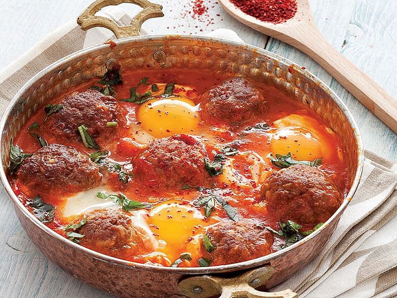 Domates Soslu Yumurtalı Köfte