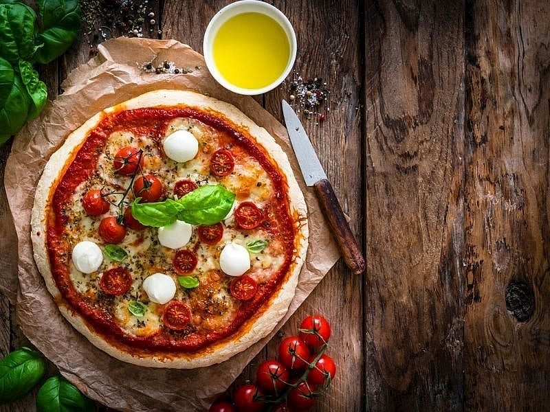 Domatesli Pizza tarifi