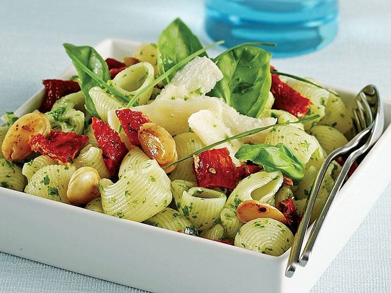 Fesleğenli Ve Bademli Makarna Salatası