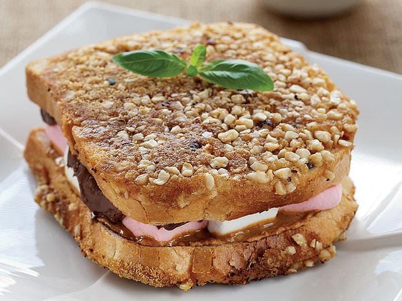 Fıstık Ezmeli Marshmallow'lu Tost