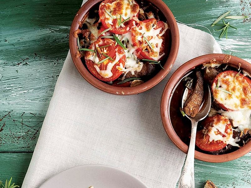 Güveçte Mantarlı Et