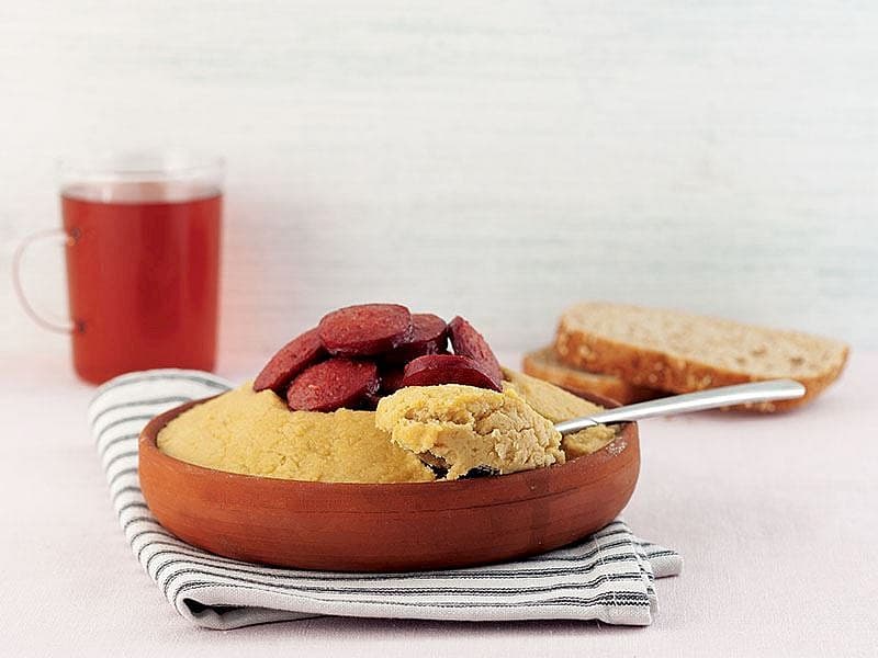 Güveçte Sucuklu Humus