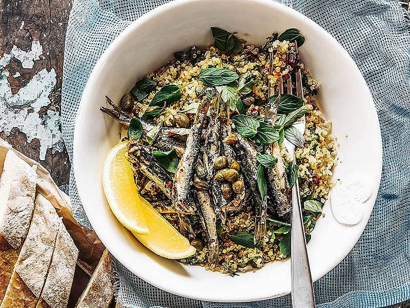 Hamsili Ilık Kinoa Salatası