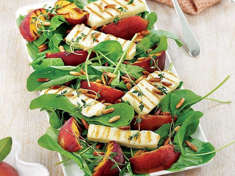 Hellim Peynirli Ve Şeftalili Salata