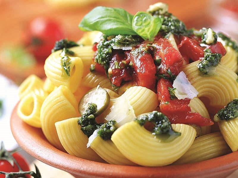 Ispanaklı Ve Domates Soslu Makarna Salatası