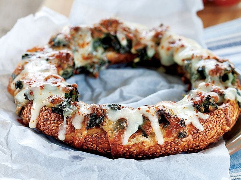 Ispanaklı Ve Lor Peynirli Simit
