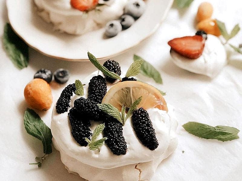 Karadutlu Ve Çilekli Pavlova