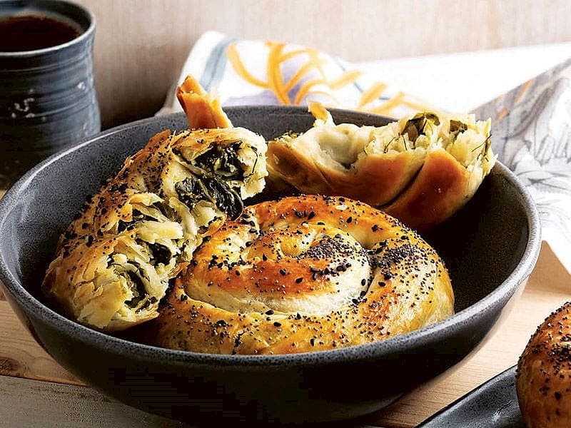 Karışık Otlu El Açması Börek
