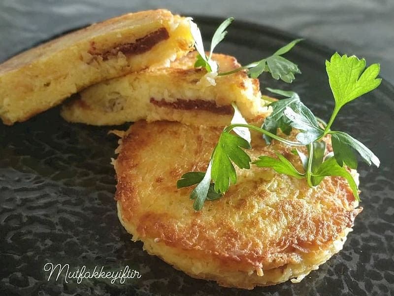 Kaşar Peynirli Ve Sucuklu Patates Tostu