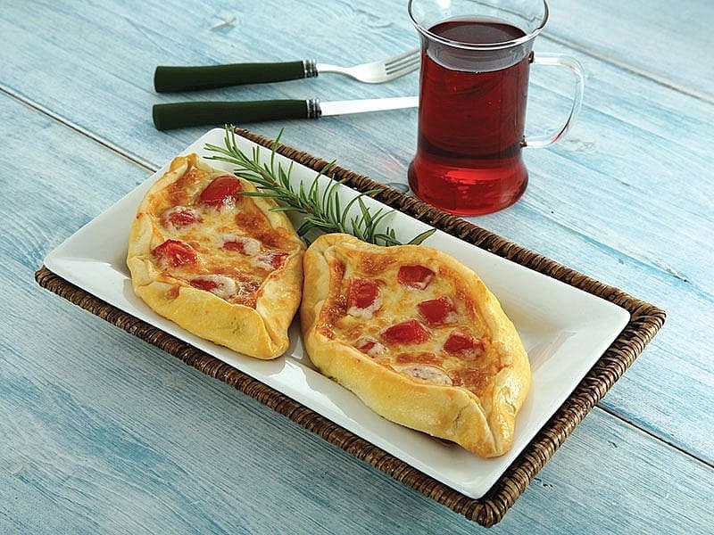 Kaşarpeynirli, Domatesli Pide