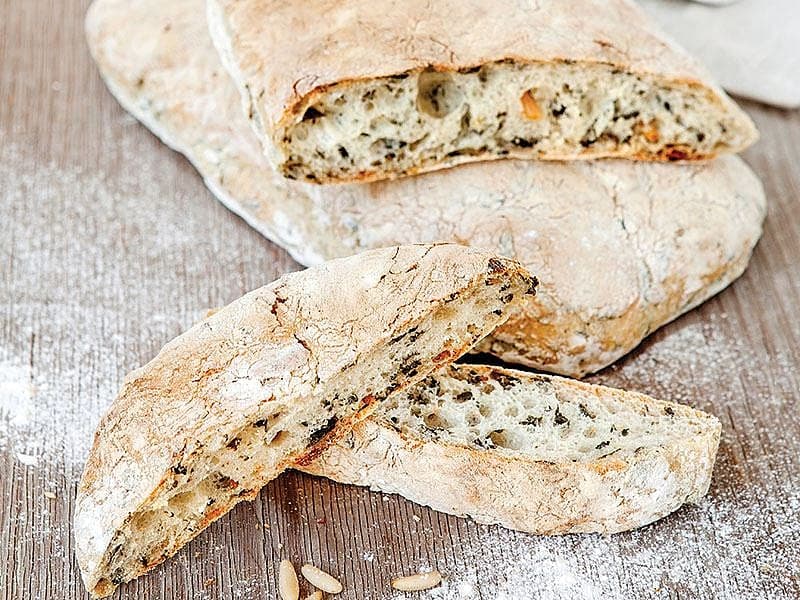 Kavrulmuş Çam Fıstıklı Ve Pazılı Ekmek