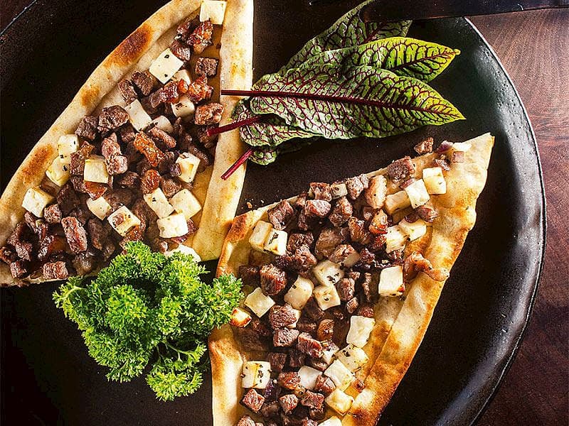 Kavurmalı Ve Hellimli Pide