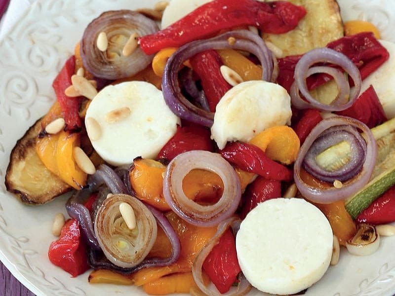 Keçi Peynirli Ilık Bahar Salatası