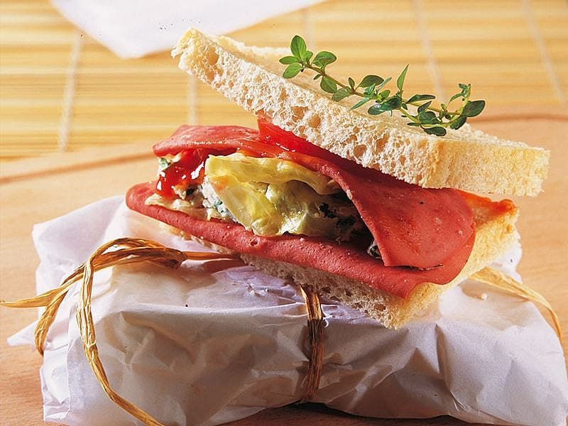 Ketçaplı Ve Salamlı Soğuk Tost
